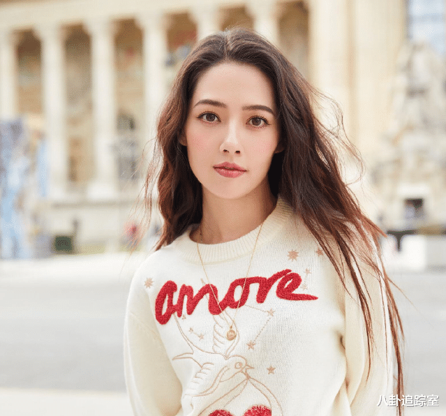 郭碧婷产后复工引争议!脸圆身材发福似大妈,穿长裙遮肚被疑3胎