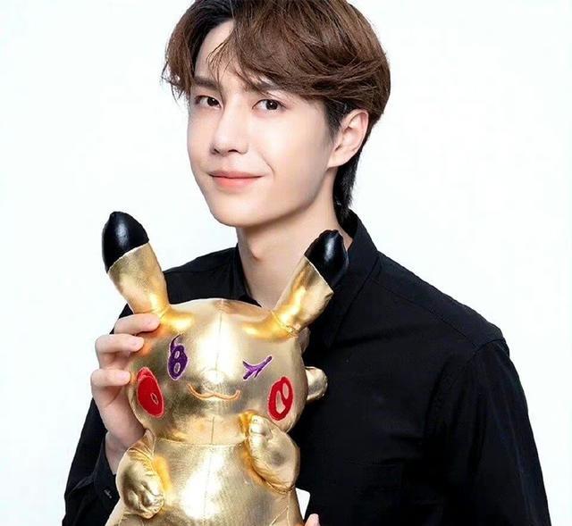 网红刘梓晨真面首曝光,撞脸王一博!因与女友私密影片泄露走红