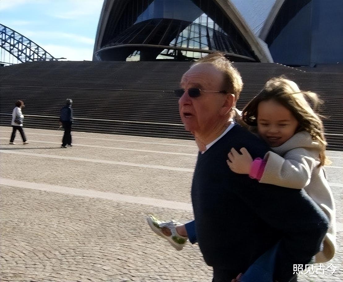 邓文迪俩混血女儿:默多克70多岁的老来女,妹妹长相高级完胜姐姐