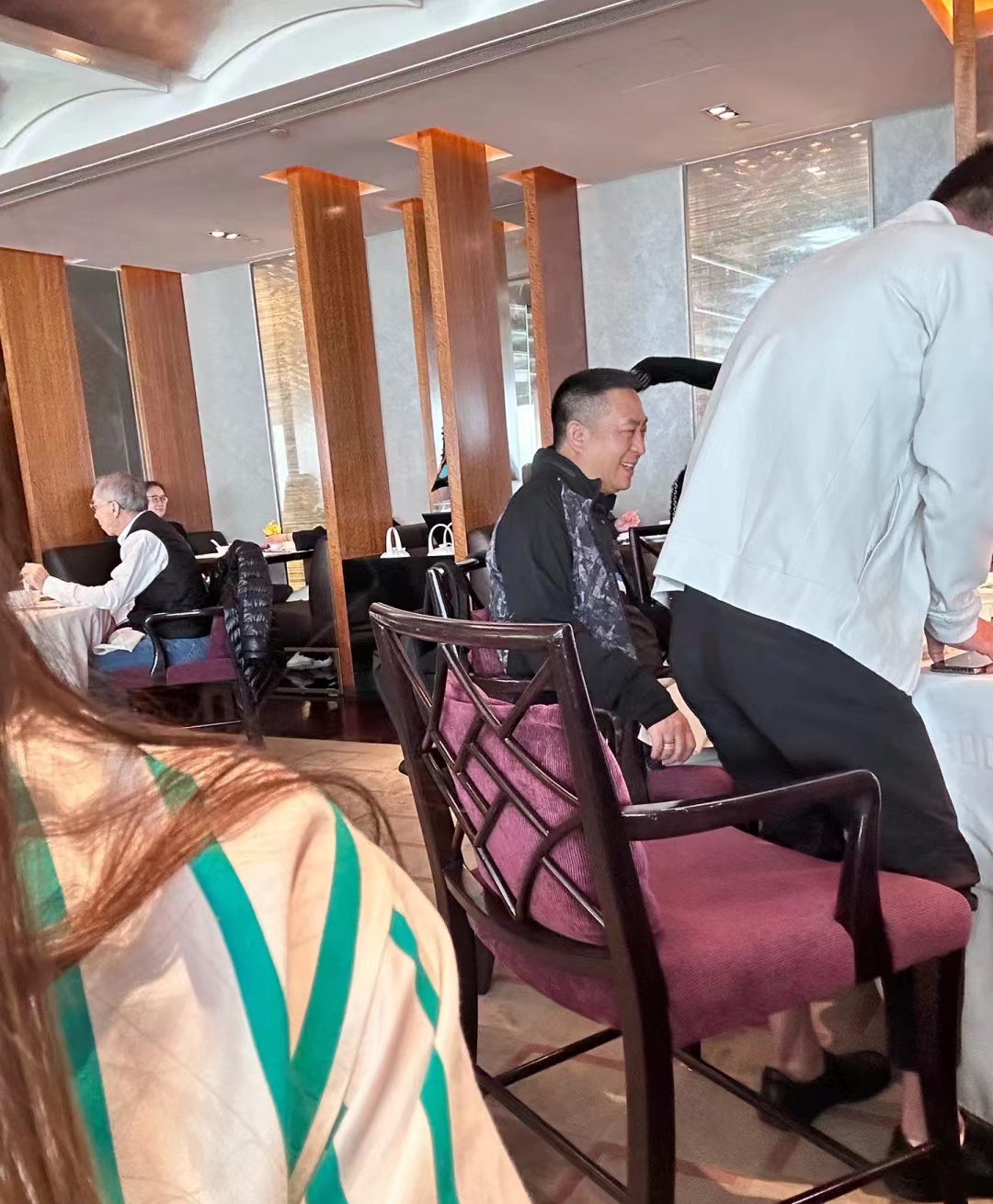 张嘉益|53岁张嘉益病愈现身香港！头发浓密显年轻，曾传出病重衰老险去世