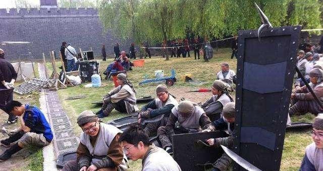 横店20万群演现状：美女泛滥成灾，裸替日入3000，成单身懒汉的天堂！