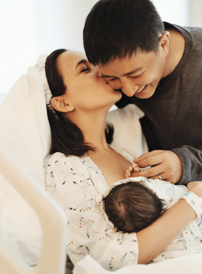 卢靖姗|卢靖姗带5个月女儿现身机场，与宝宝温柔互动，请求媒体别拍孩子