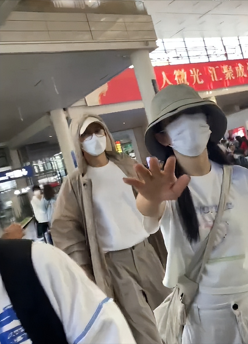 谢娜|谢娜公开道歉把责任摘得干干净净,同天出行的文咏珊给谢娜张杰上了一课