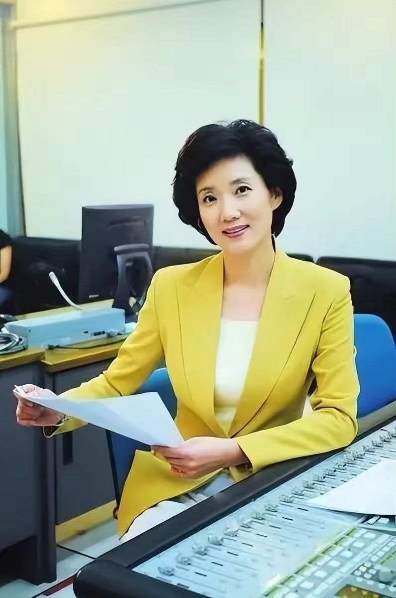 宋茜 李修平才是“反油腻”女人:西装得体,短发微卷,59岁气质惊艳