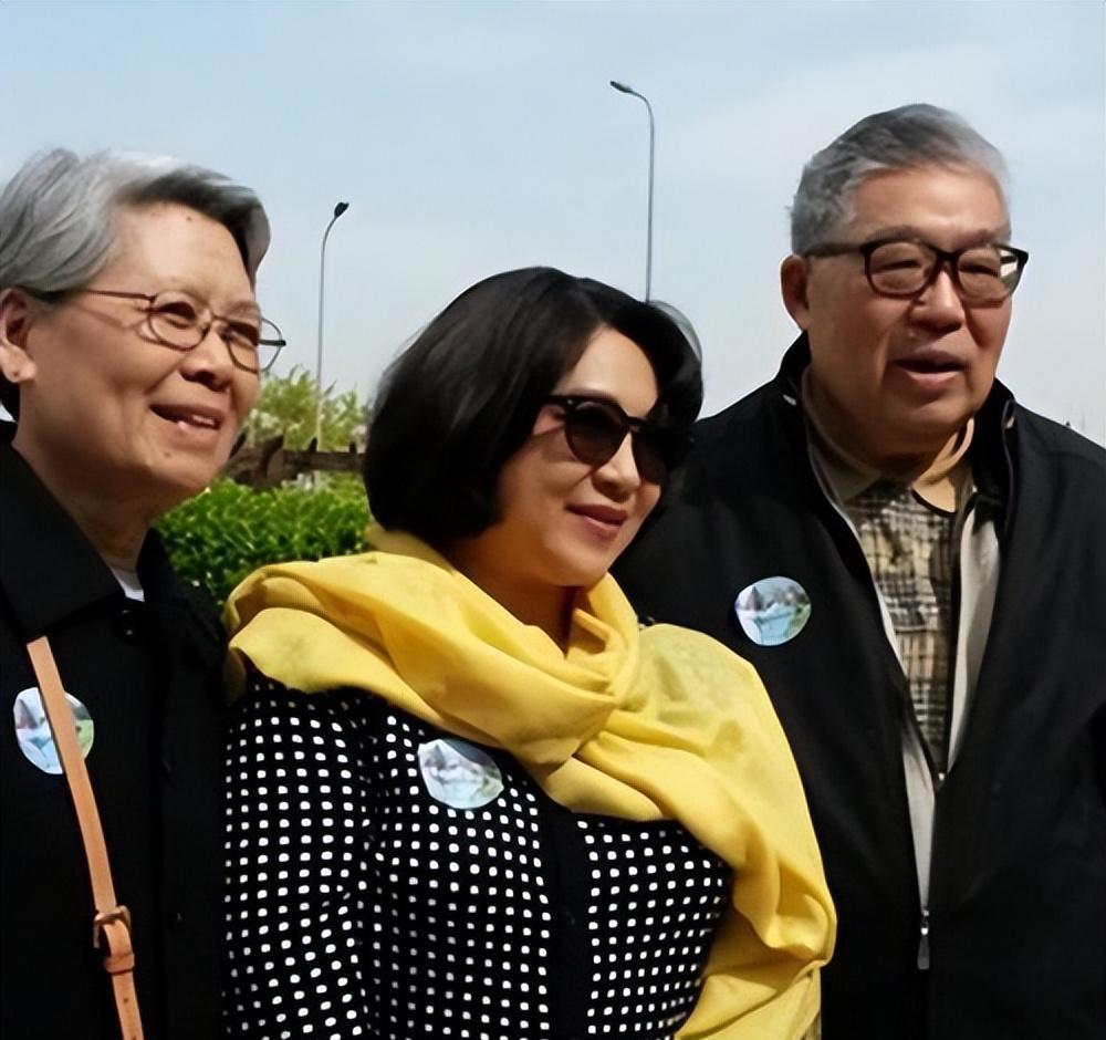 李连杰晒妻子近照，61岁利智衰老似奶奶，62岁黄秋燕仍然美艳动人