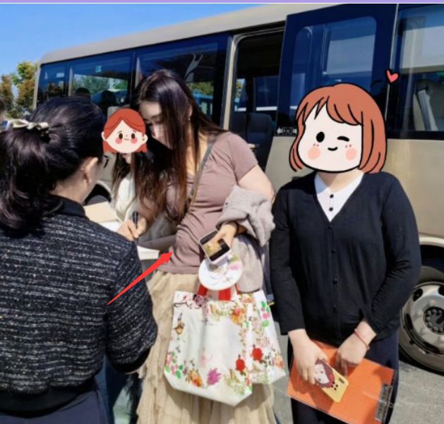 王祖贤南京再次被偶遇，拿手机四处拍照，身材圆润小肚腩抢镜