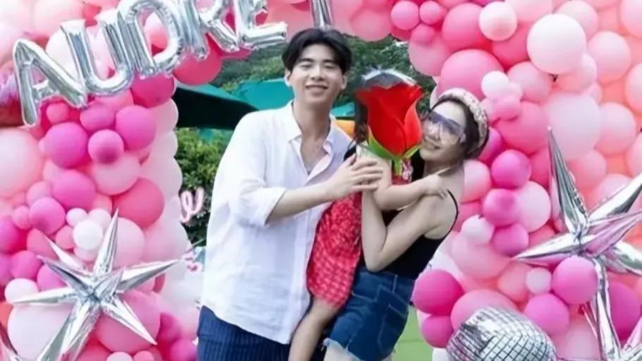 何超盈当伴娘被赞很低调，缩脖子隐藏气质，合影跟林心儿甘当陪衬