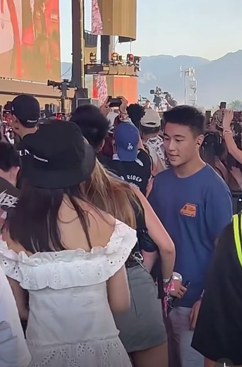 何猷君|何猷君泰国看王嘉尔演唱会,与外籍洋妞贴耳热聊,举止亲密惹争议