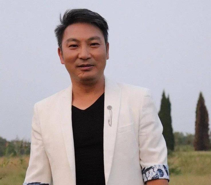 央视春晚一曲成名,被砍下巴脱落缝130针变阶下囚,今卖马桶为生