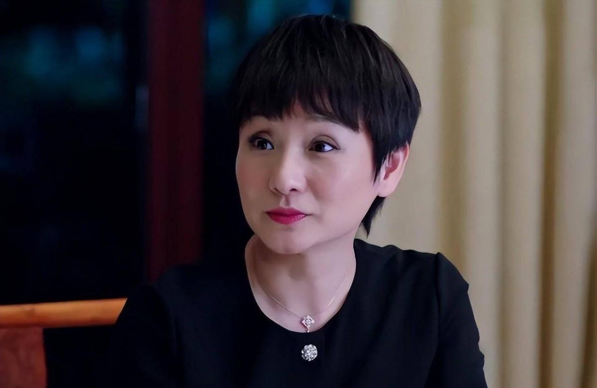 明明演技一般，却被吹捧成老戏骨，这位54岁女演员，演啥都一个样