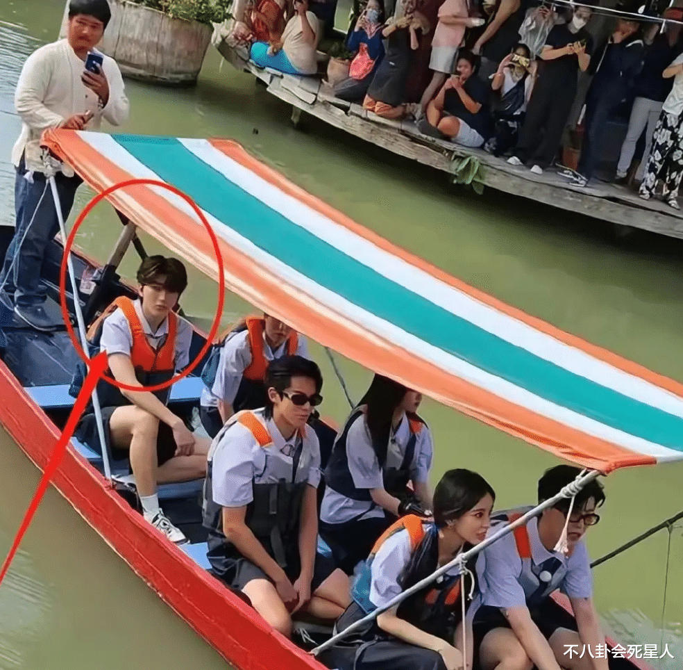 《奔跑吧》蔡徐坤被AI打码,收视率破1,节目画面诡异又和谐