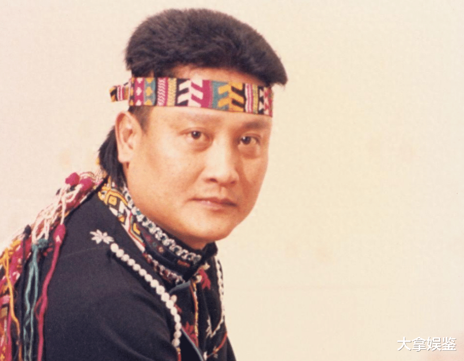 春晚一夜成名,意外坠楼成傻子,被妻女抛弃,情人照顾他21年