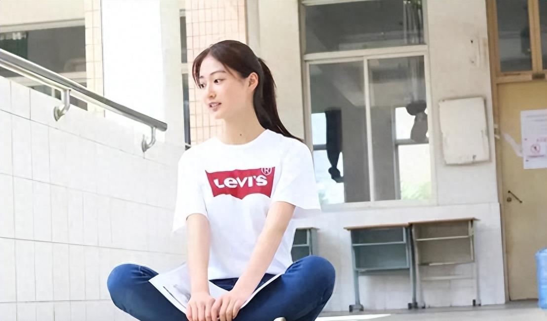 为什么她一出道即高峰？这次中秋晚会她一身旗袍，再次惊艳了众人