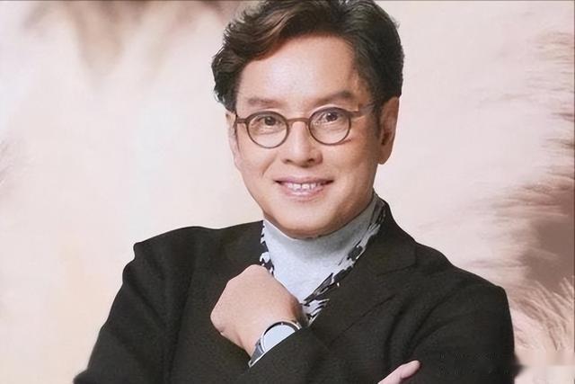 谭咏麟与妻子约定丁克,却出轨粉丝生子留数亿财产,原配含泪出家