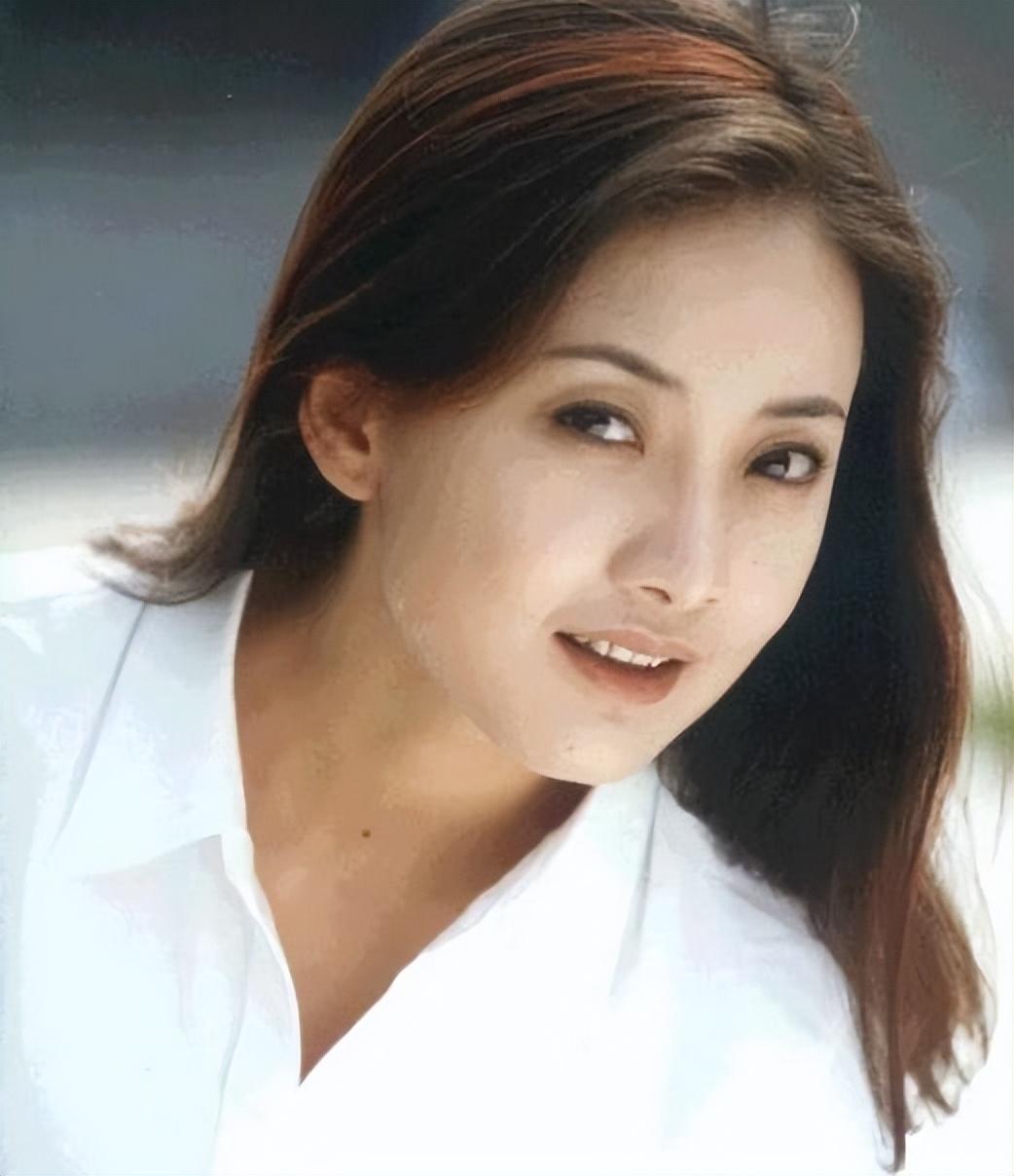 牛莉|牛莉：8次登春晚，24岁嫁给大7岁圈外男友生儿育女，50岁依旧很美