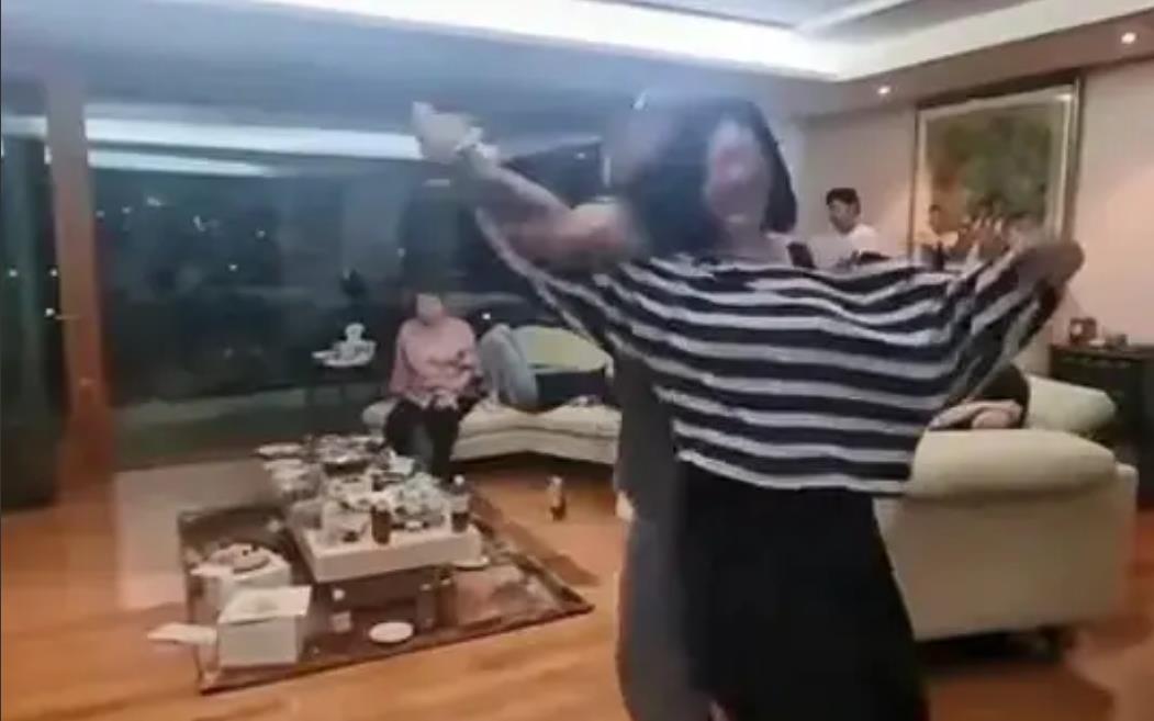 小S自爆和具俊烨贴面热舞视频,二人火辣热情,大S躺沙发小玥儿缩角落