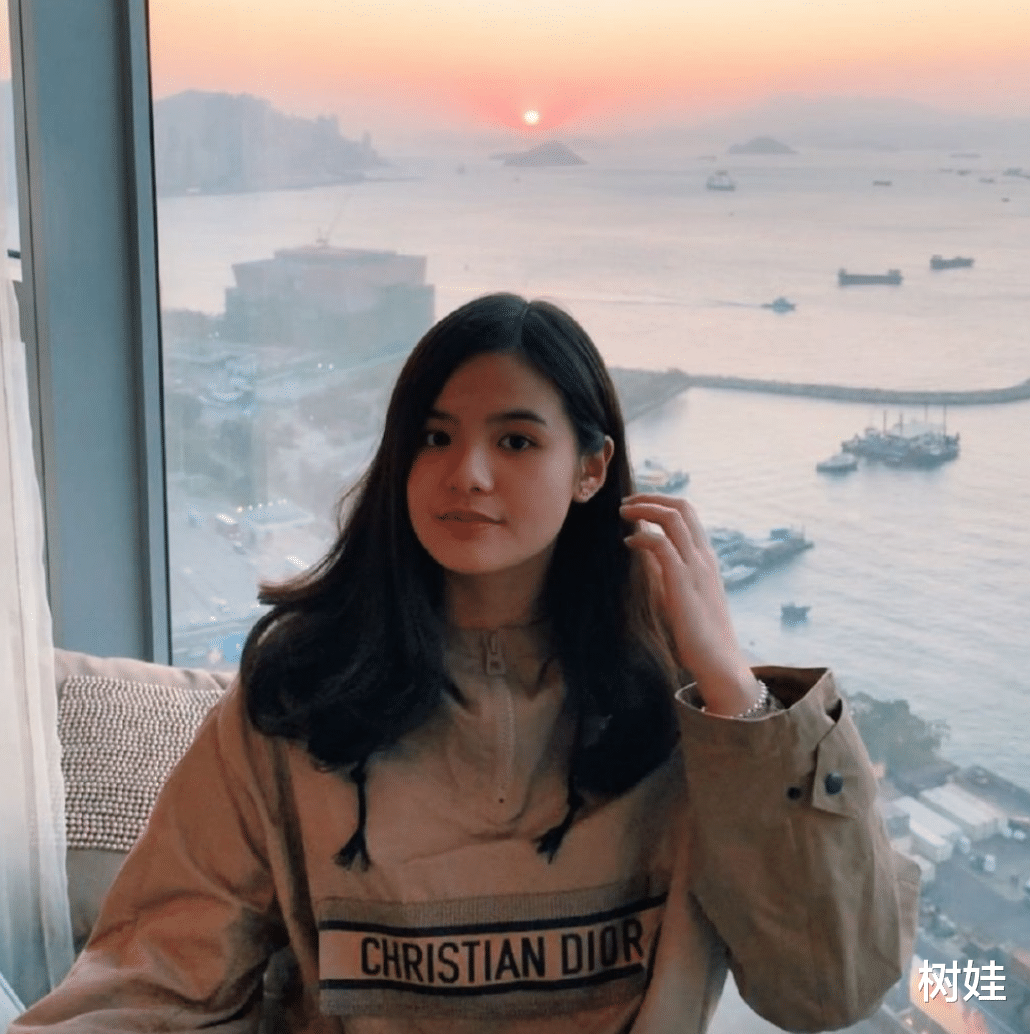 TVB绿叶直播20岁女儿罕露脸,父女相拥出镜,女儿长相甜美像阿Sa