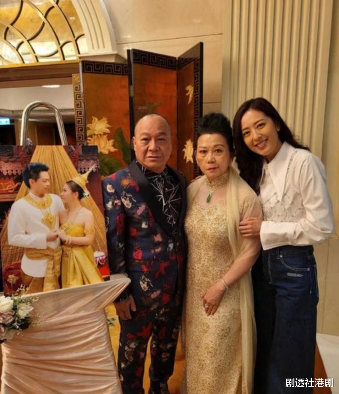 大反差!港知名反派升级当外公,一改凶狠形象慈祥地喂孙儿吃饭