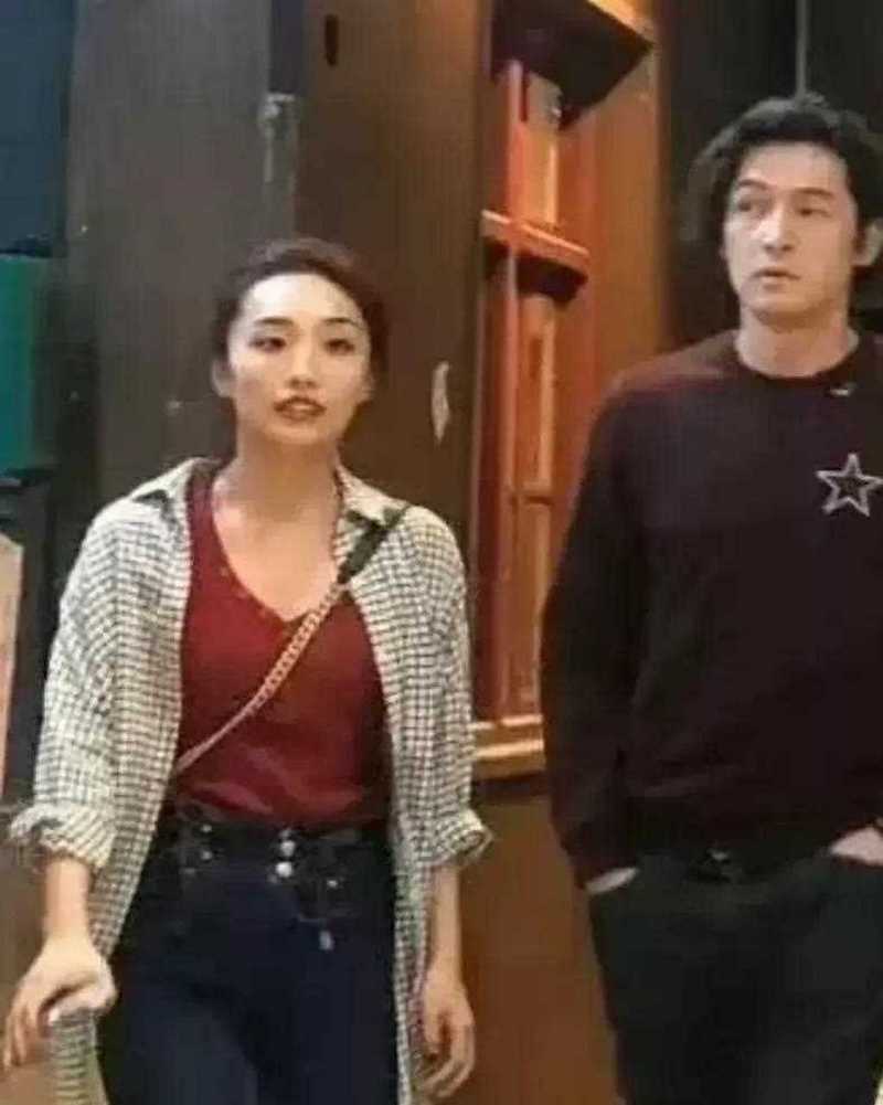 胡歌一天3瓜!熟人曝出结婚内情,高学历和白富美均是“人设”!