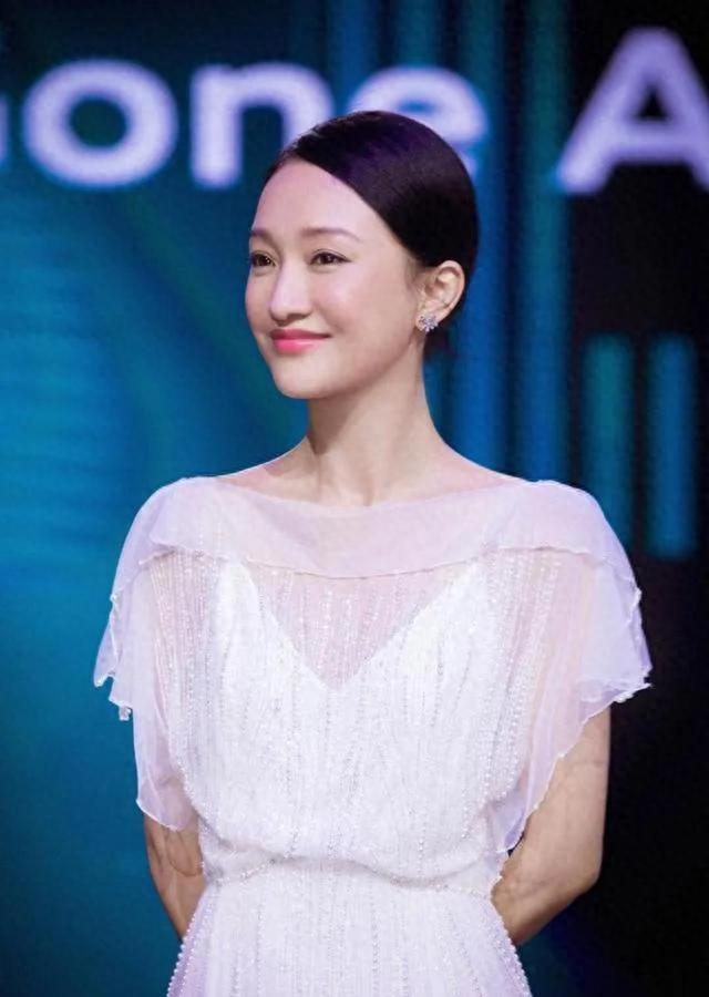 54岁丰腴迷人，“风流成性、老少通吃”一生撩男无数却至今单身