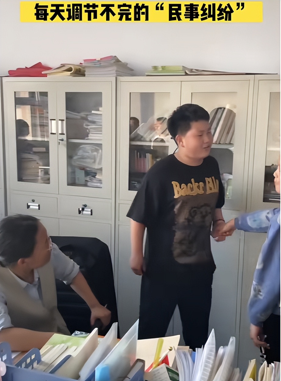 教师|学校办公室课间画面走红，老师堪比“调解员”，谁说教小学轻松
