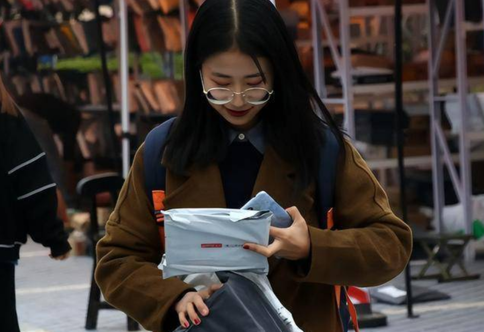 “我的贵人大学生就要毕业了”,大学女生靠男友支撑起来的高消费