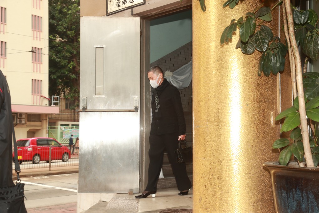 刘德华捧遗照送父亲火化,鞠躬致谢护妻女离开,姐弟六人齐聚