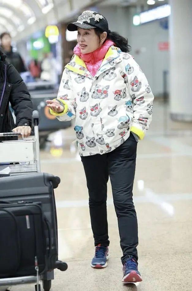 刘晓庆在公园跑步被拍,终于不扮嫩中老年打扮,皮肤很松反倒舒服