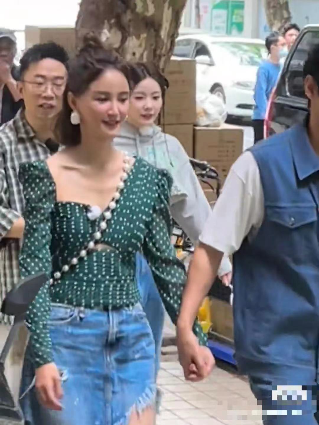 张歆艺|张歆艺与袁弘坐路边吃饭,瘦到脱相变纸片人,排骨胸筷子腿太吓人