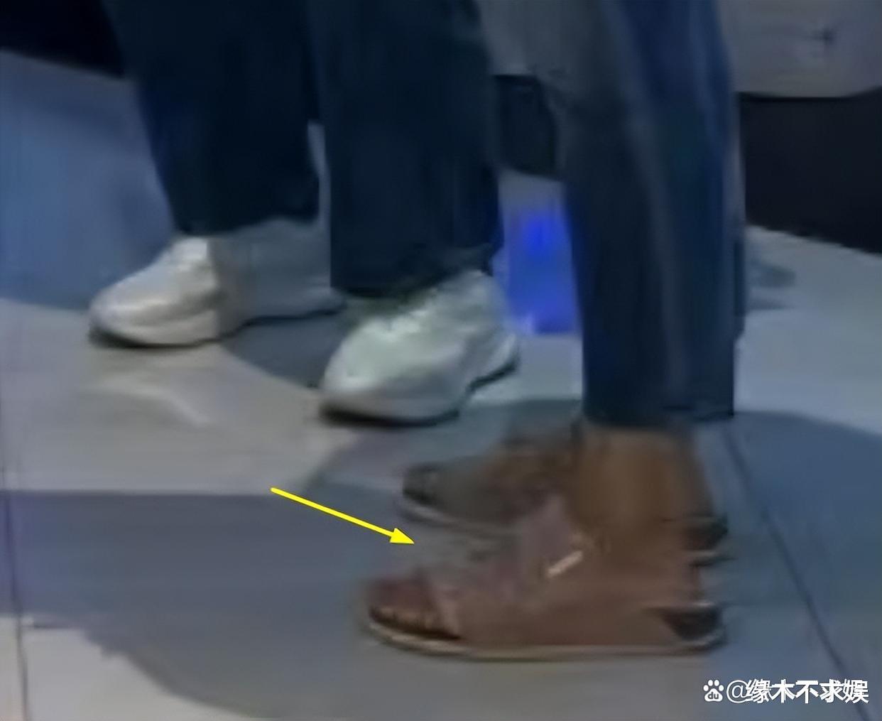 吴尊一家3口南丰城被偶遇!买十几件平价款,43岁林丽莹穿搭被嘲