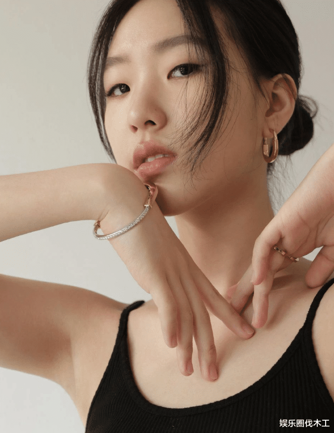 小S女儿广告来袭，老大沉静高冷老二俏皮妩媚，网友：摇钱树而已