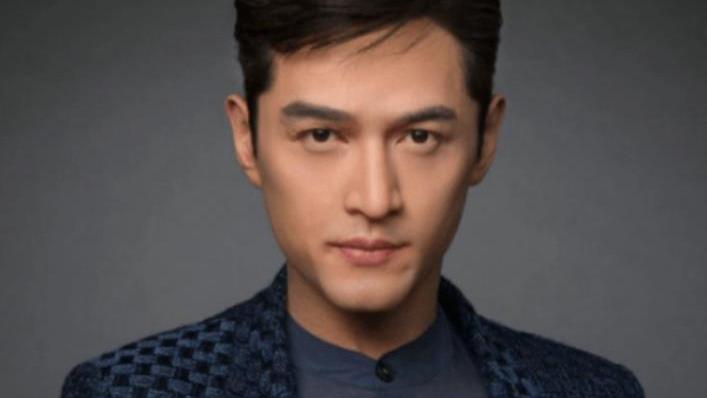 胡歌妻子产后复出工作，陪在胡歌身边小鸟依人，胡歌白衬衫超帅气