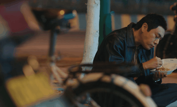 吃得越狠演技越稳！《三大队》王二勇吃肉扯下了多少演员的遮羞布