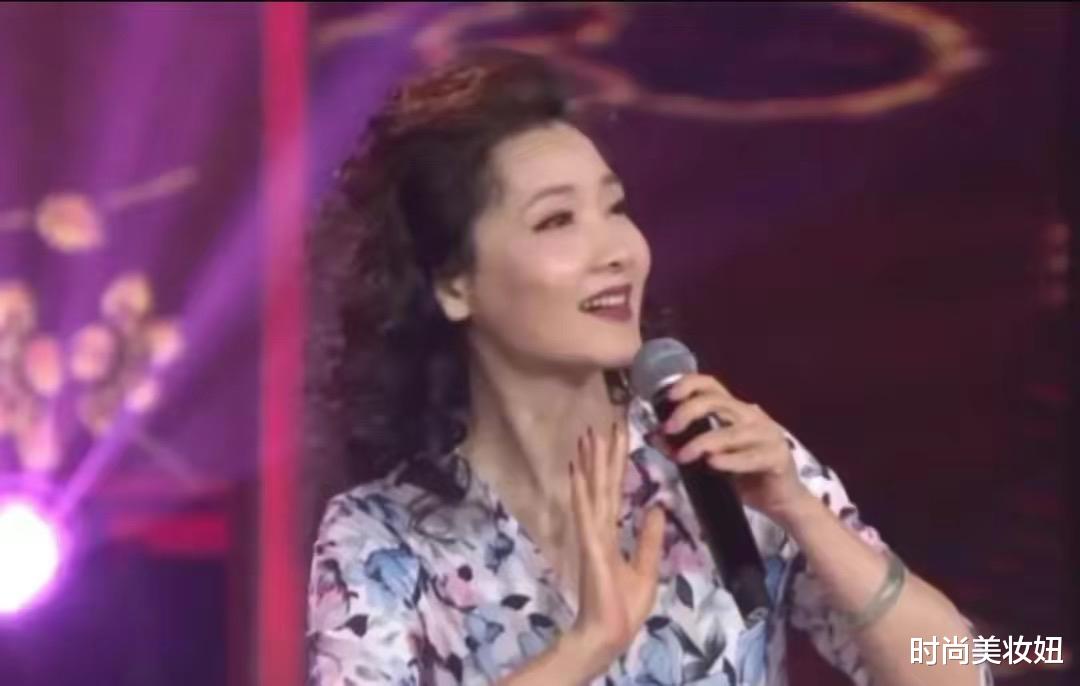 60岁何赛飞换发型真洋气,印花裙+羊毛卷发型,年轻20岁认不出来