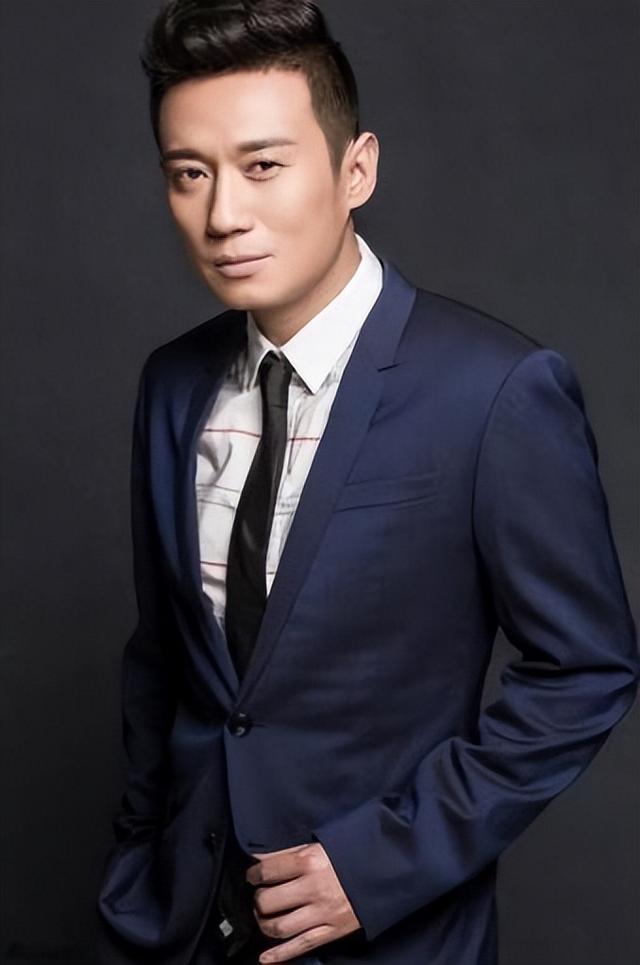 徐洪浩：战争片“专业户”，娶小10岁妻子刘晓洁，戏内外都甜蜜