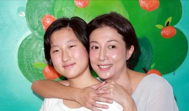 吴绮莉|5年过去了,吴绮莉直播带货,女儿在国外领救济粮