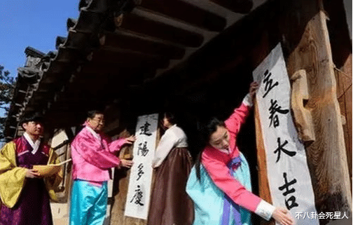短发 春联贴白色，丧事贴红囍，韩国影视剧，“偷”出了天大的笑话