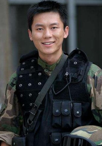 演艺圈33年不能总当大黑牛!44岁的李晨,已经陷入进退两难的地步