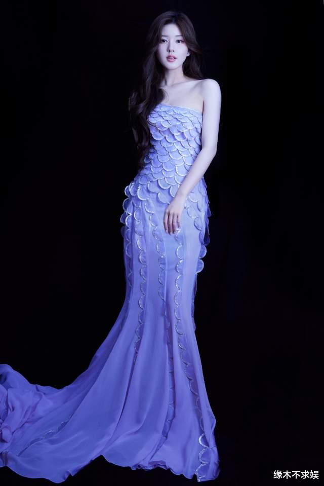 24岁赵露思人鱼造型直播,生图显黑太臃肿,四肢粗壮如胖20斤!