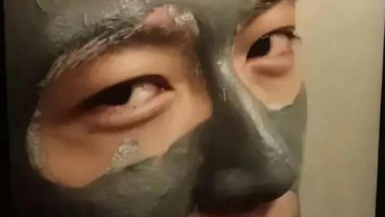 王菲|没分手！王菲晒谢霆锋浴室照，其眼神宠溺太恩爱，李亚鹏再度被骂