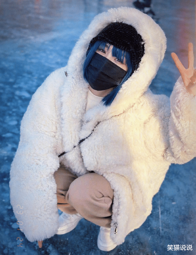 杨幂|杨幂晒游玩照:蓝发白衣好似精灵,手拿糖葫芦卖萌好可爱!