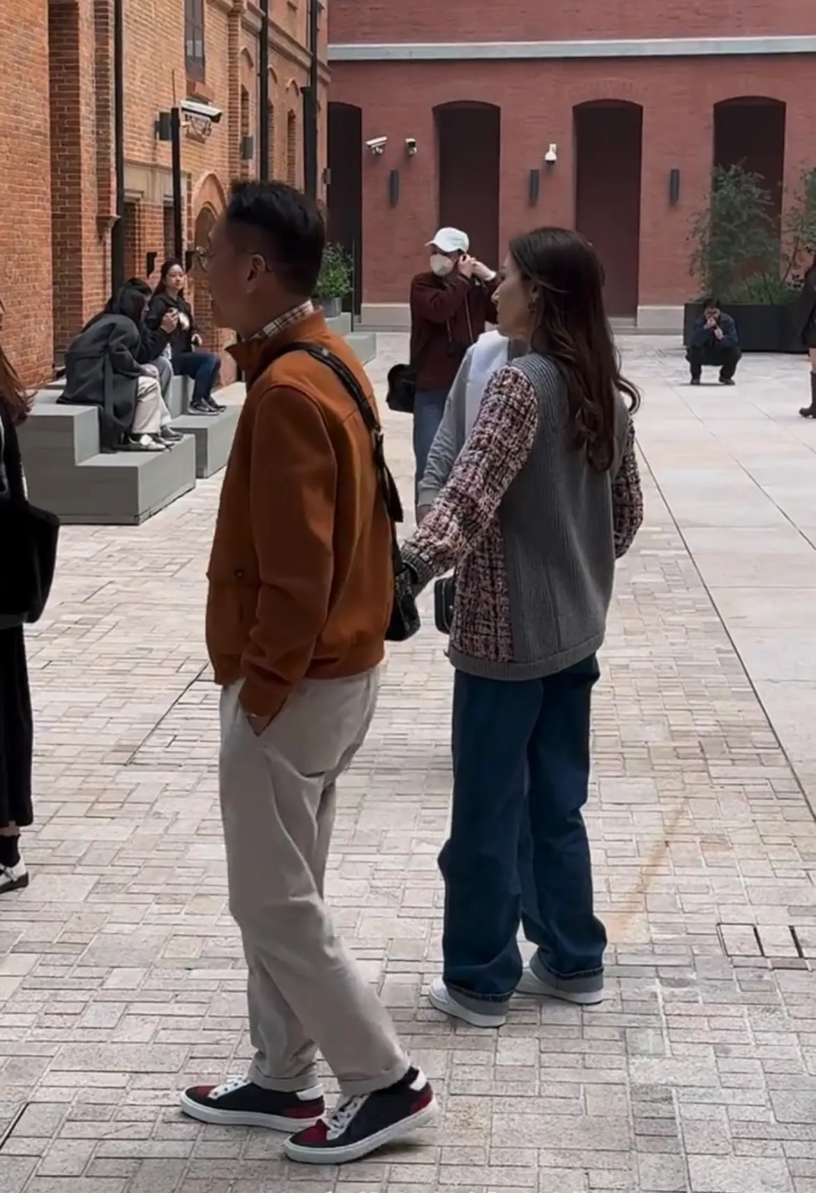 偶遇李嘉欣许晋亨现身上海街头,夫妇俩牵手逛街撒狗粮,恩爱甜蜜