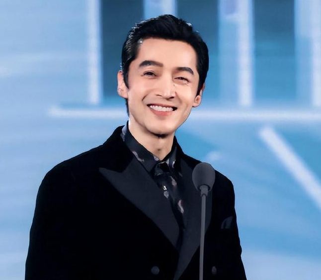 胡歌|胡歌官宣结婚是被迫？网络大V曝料称：他的岳父到处说女婿是胡歌