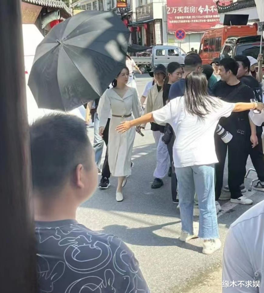 杨紫安徽农村拍戏被偶遇，真人又高又瘦，脚大被指穿40码鞋！