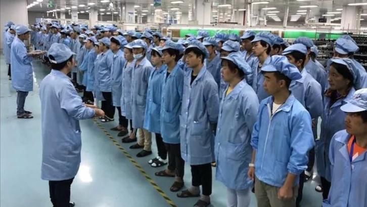 工厂普通员上班12小时，月工资4100元，主管天天喝荼却拿10000多