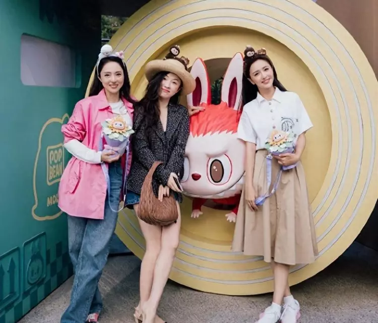 佟丽娅霍思燕董璇带娃出游,3人身材颜值差距大,网友:李小璐呢