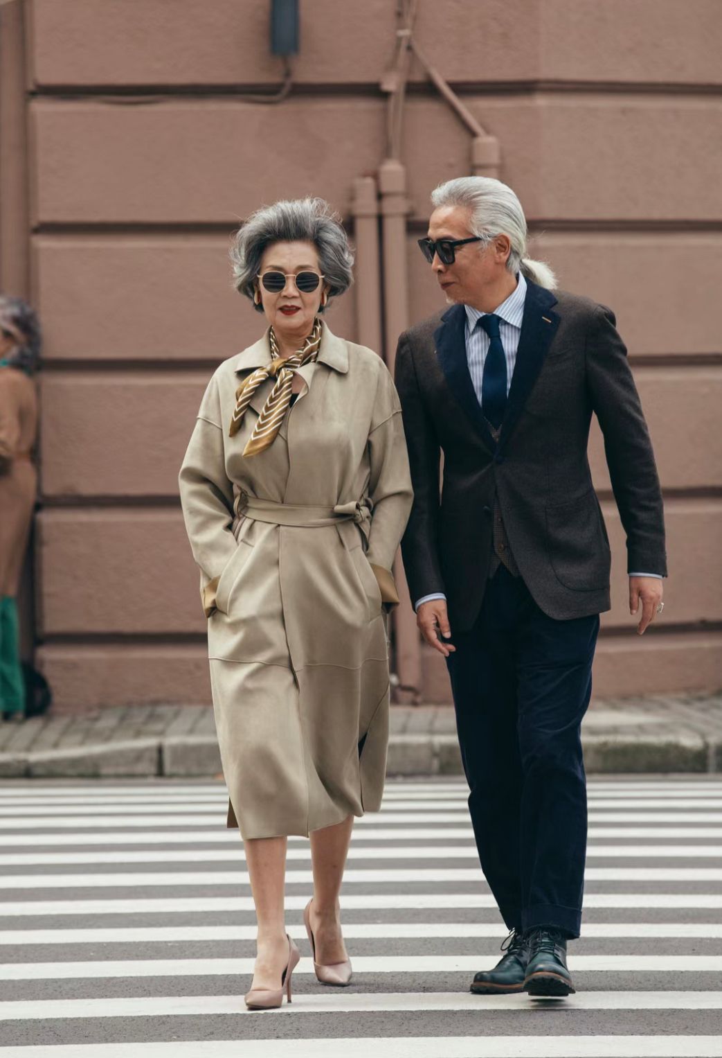 女人到了五六十岁，尽量别染白发、不穿老年装，老了依然优雅高级