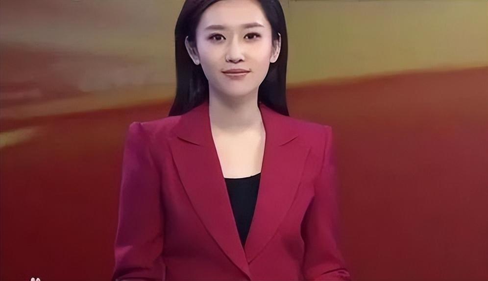 《新闻联播》主持王音棋“突然”笑了，评论区却沦陷：再也不看你