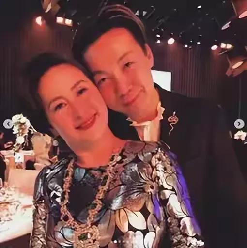 彻底放下过去！60岁何超琼与男友贴脸拥吻秀恩爱，喜迎“第二春”