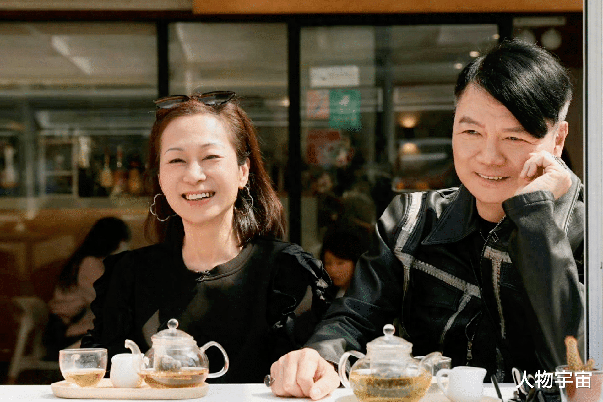 他能演会唱,是关海山徒弟罗嘉良好友,花百万为妻治癌,因爱复婚